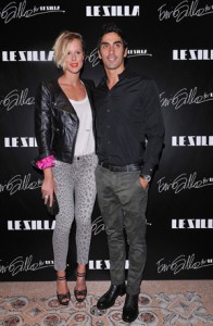 Federica Pellegrini indossa il sandalo in Velour, camoscio nero e lavorazione con motivo farfalla