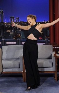 Jennifer Lopez indossa la decolleté in Minerva