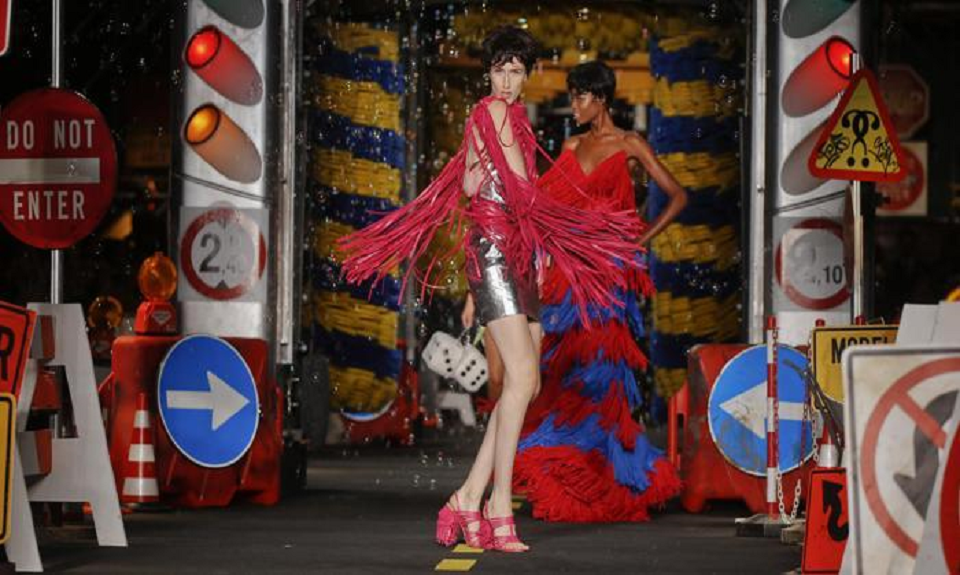 MILANO FASHION WEEK: DA MOSCHINO IL CANTIERE È CHIC