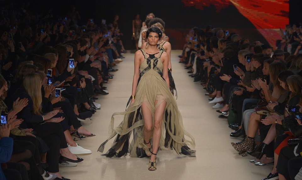 Alberta Ferretti P/E 2016: il tè nel deserto