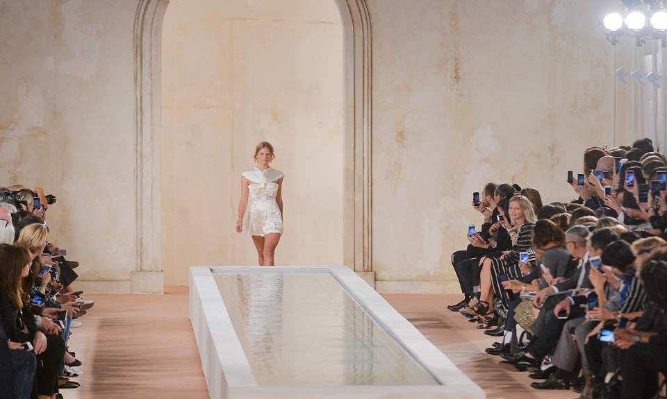 Balenciaga P/E 2016: nel segno del bianco