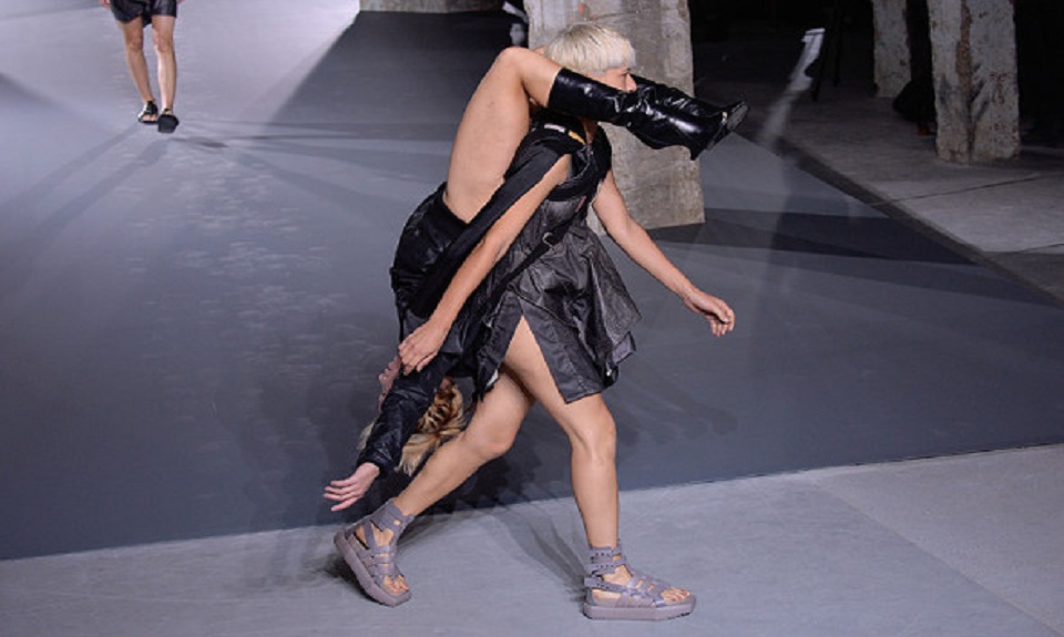 La provocazione sfila da Rick Owens