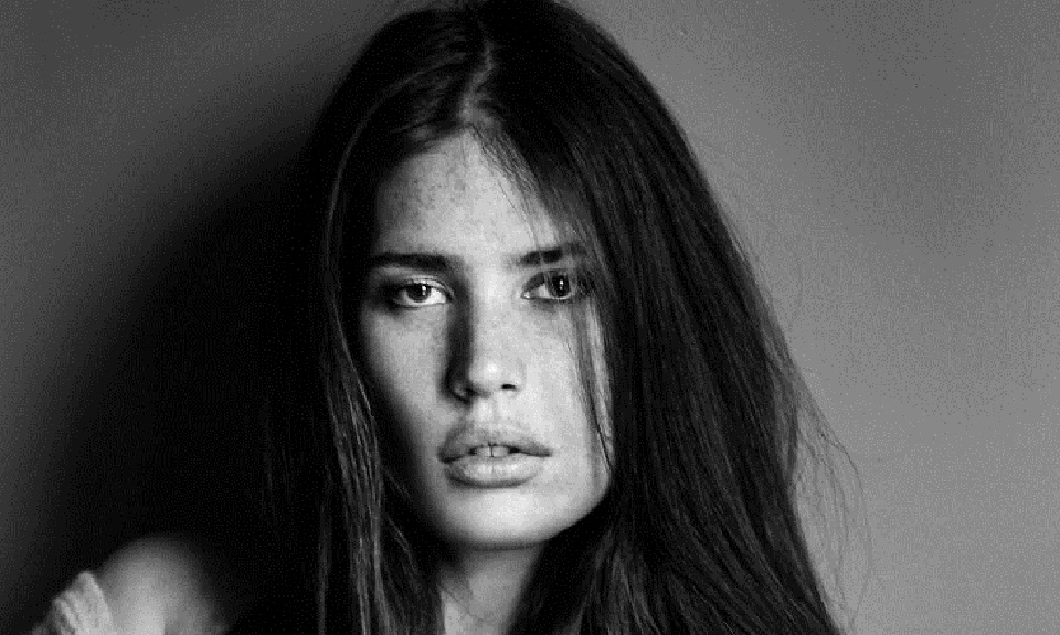 Christian Louboutin sceglie le curve