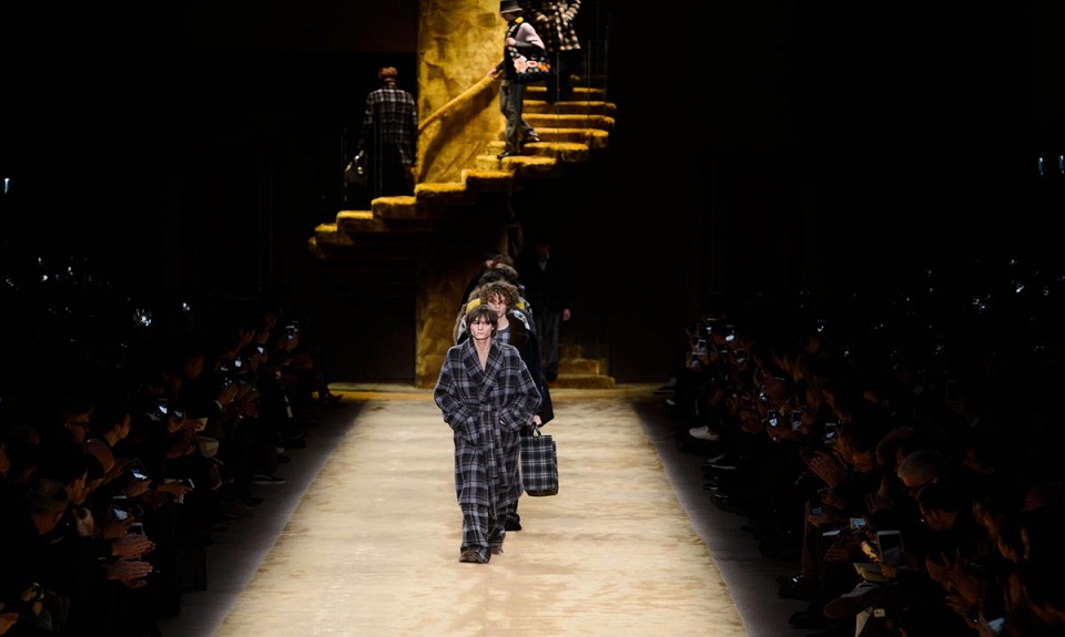 Fendi: l’uomo in robe de chambre stupisce la Milano Moda Uomo