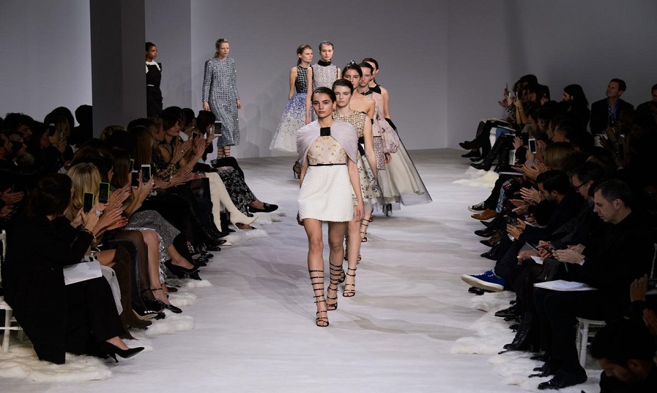 Giambattista Valli incanta l’Alta Moda parigina