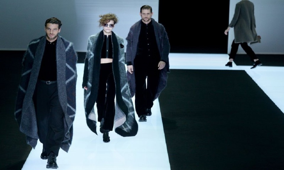 Giorgio Armani veste lo stile di velluto nero