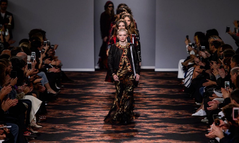 Il boho-chic di Etro sfila a Milano