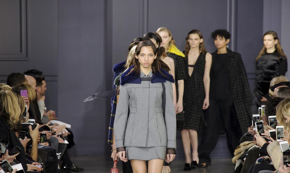New York: Jason Wu presenta una sexy donna bon ton