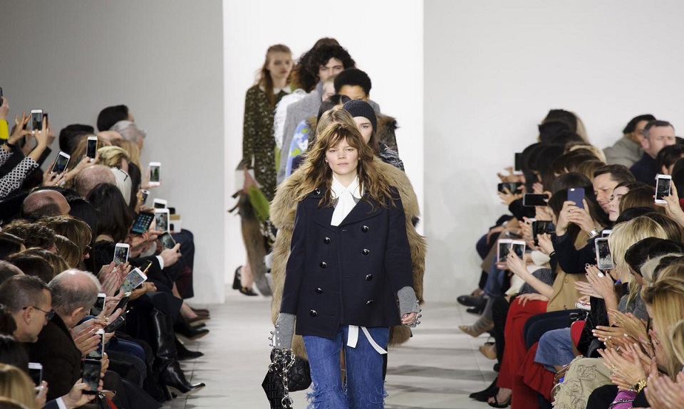 Mickael Kors Collection: garbo e glamour sfilano a New York