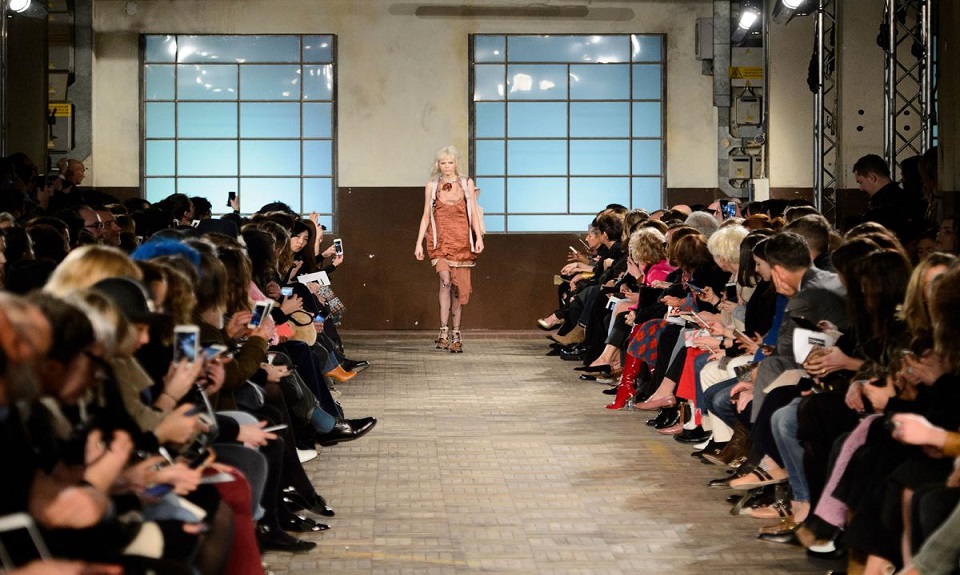 N°21 sfila tra patchwork e sovrapposizioni