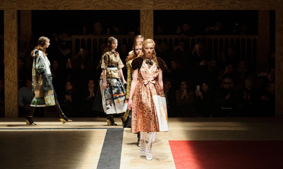 Prada: estetica globetrotter in passerella a Milano