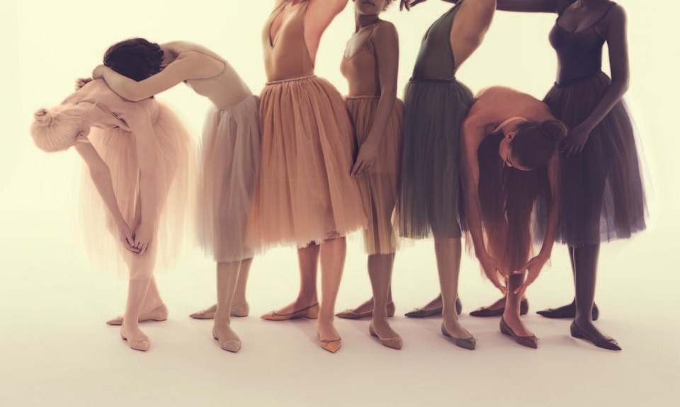 Christian Louboutin punta sulle ballerine color nude