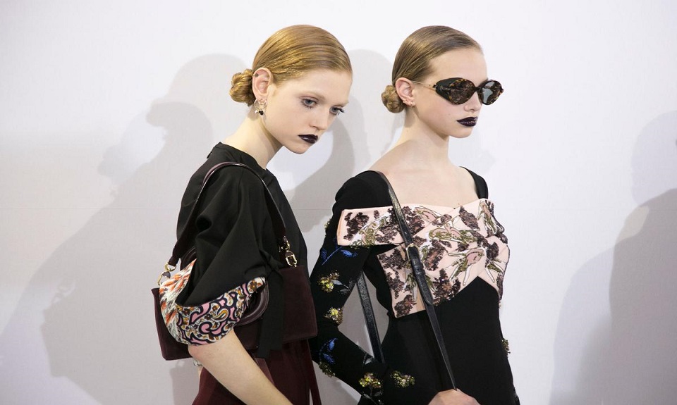 Dior: l’iconica giacca  “Bar” regina del défilé
