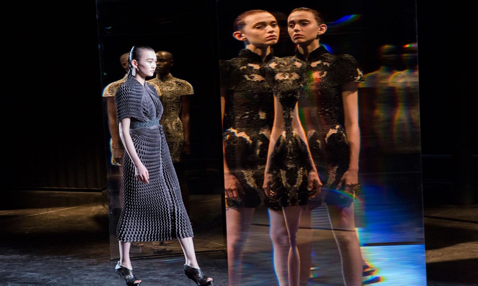 Iris van Herpen: teatralità a profusione in bolle di sapone