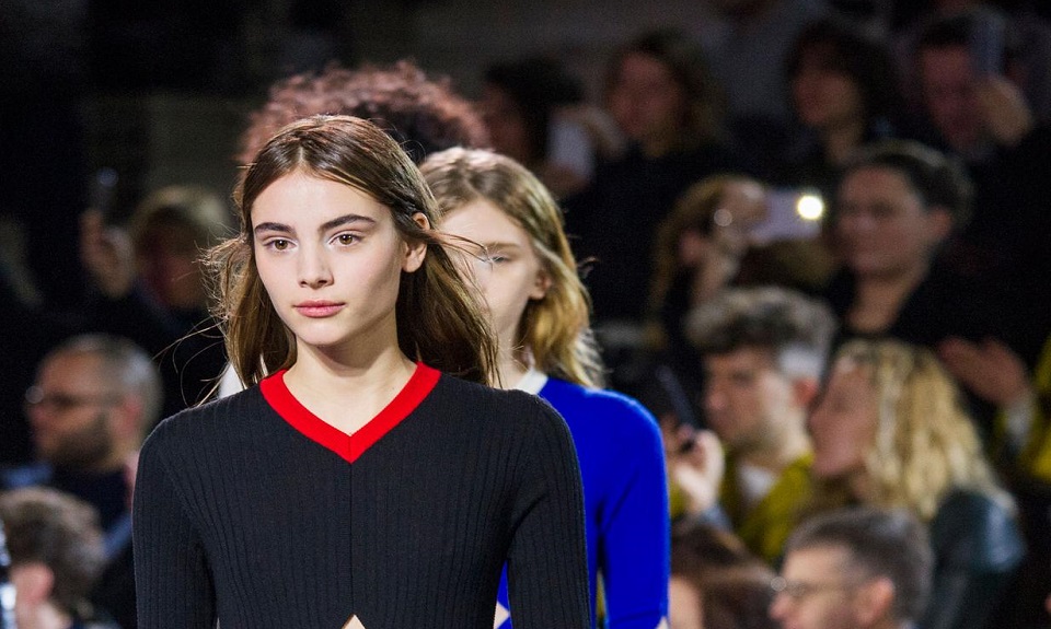 Sfila a Parigi il minimalismo tecnologico di Courrèges