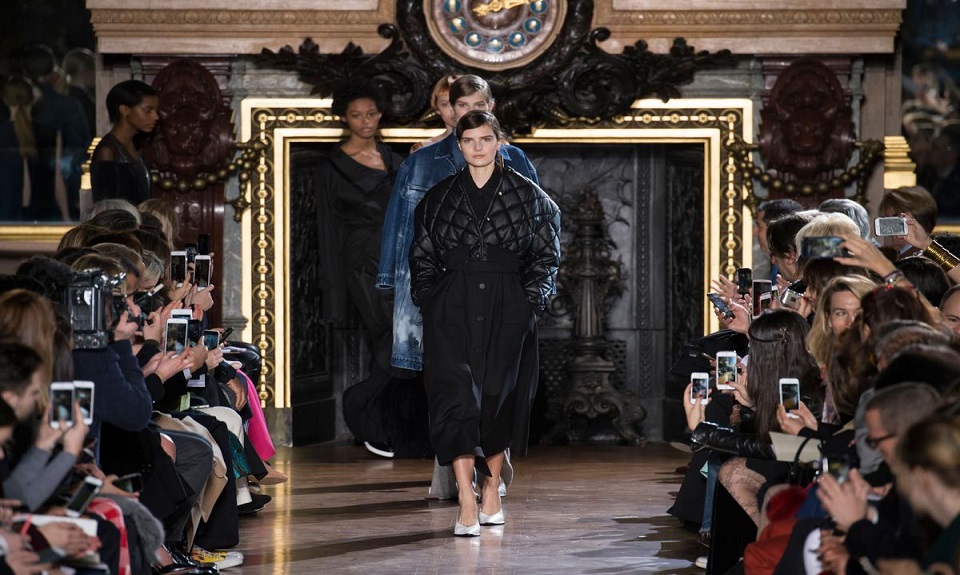 Stella McCartney gioca coi cigni a Parigi