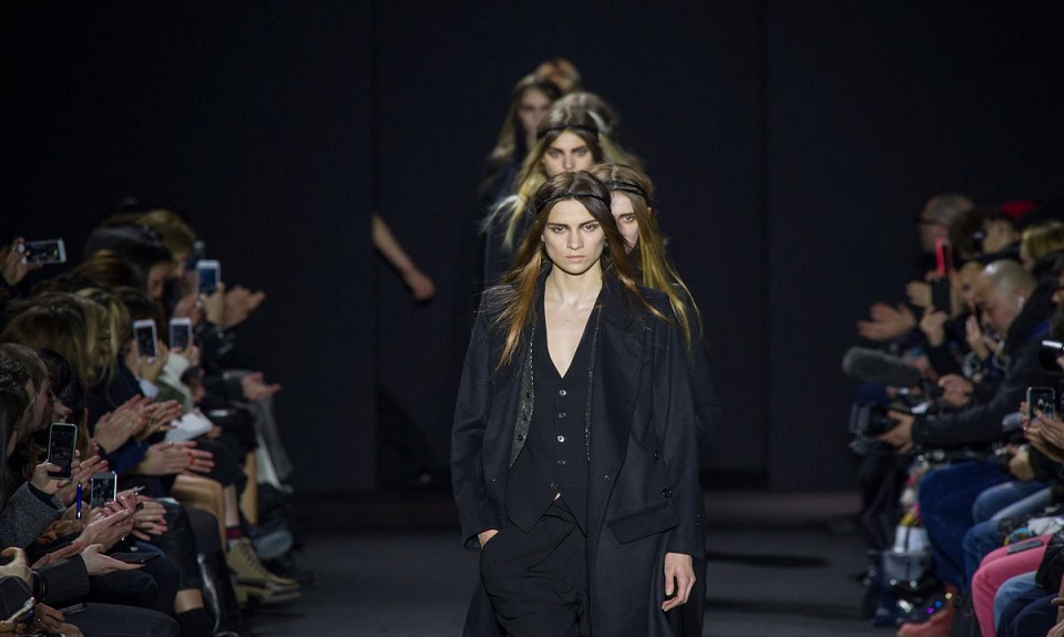Sfila a Parigi la dark lady di Ann Demeulemeester