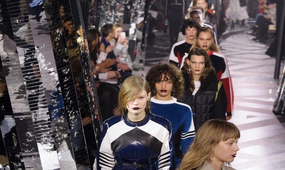 Louis Vuitton: una motociclista impavida scorrazza a Parigi