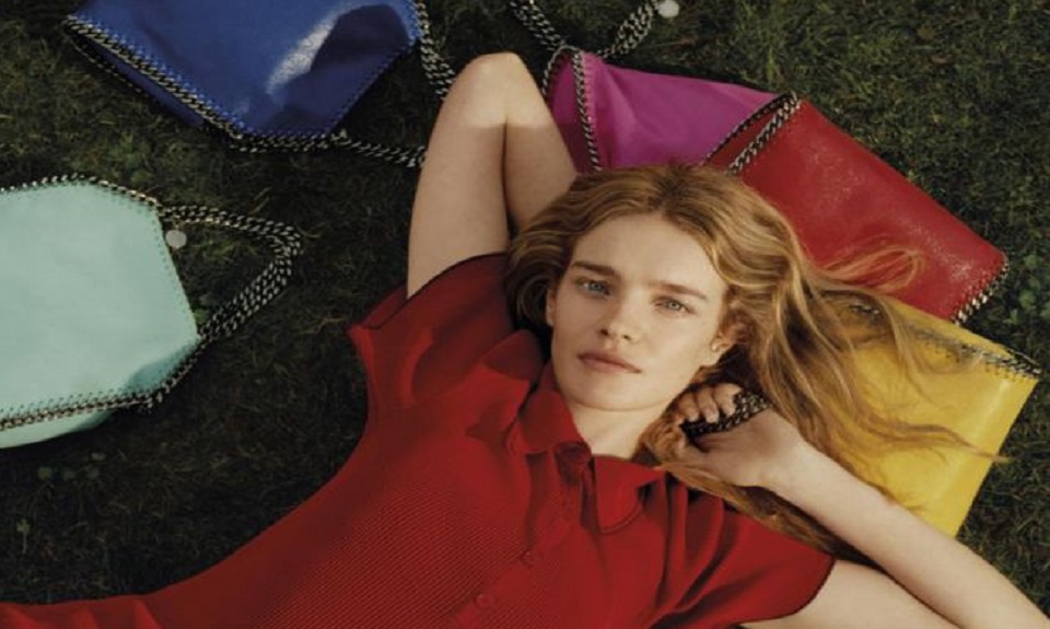 Stella McCartney lancia la Rainbow Pop Falabella al Salone del Mobile