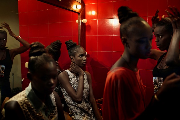 Backstage della DAKAR Fashion Week (fonte proof.nationalgiographic.com)