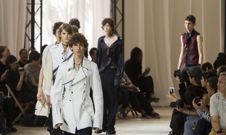 Ann Demeulemeester: sfila il gotico romantico