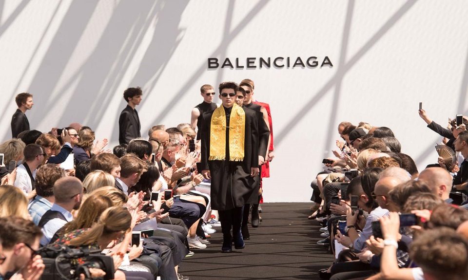 Sfila a Parigi il gioco delle silhouette firmato Balenciaga
