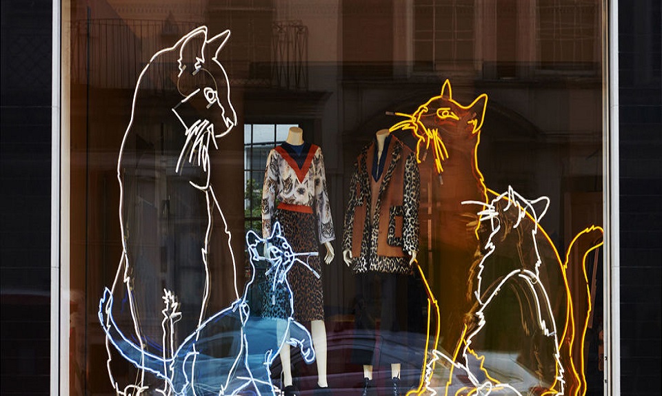 Stella McCartney sostiene PETA e Battersea Dog & Cats Home