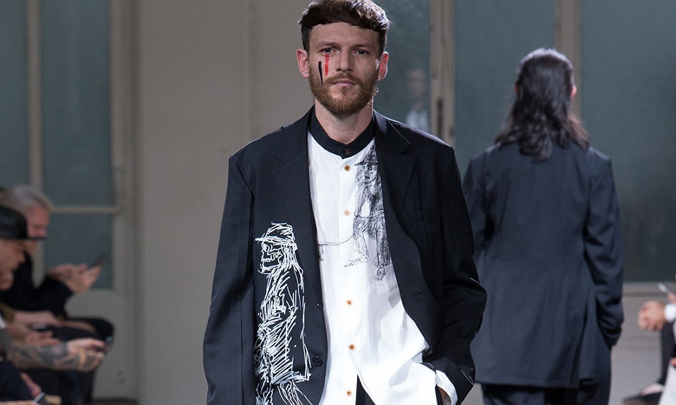 Yohji Yamamoto. Il coraggio di un samurai alla Paris Fashion Week