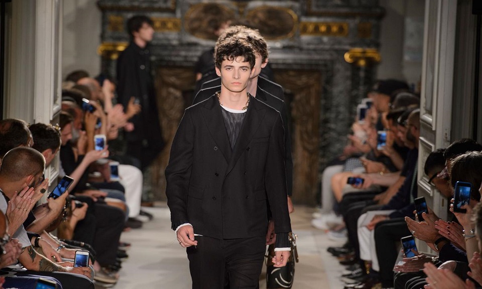 A Parigi sfila l’uomo Valentino