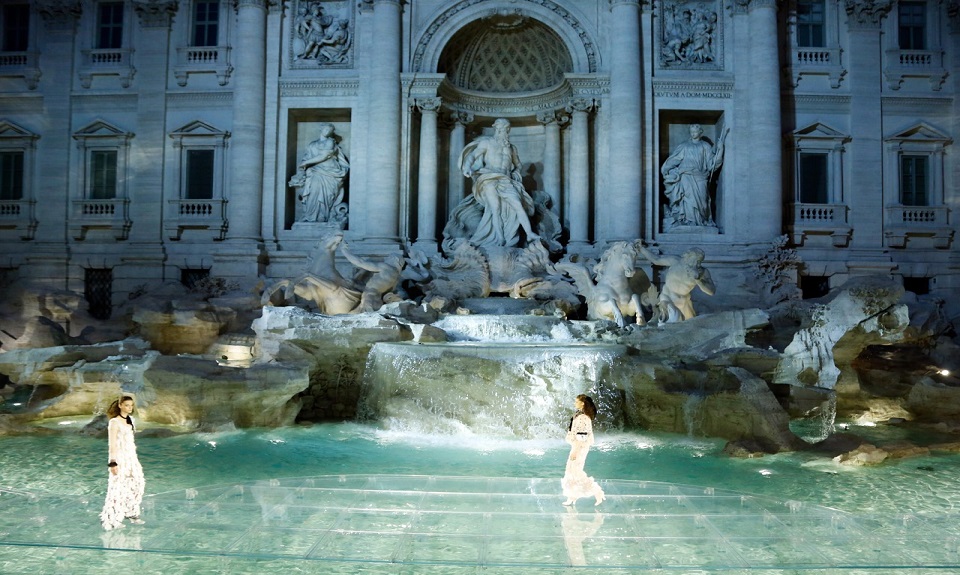 Fendi festeggia 90 anni di moda a Fontana di Trevi