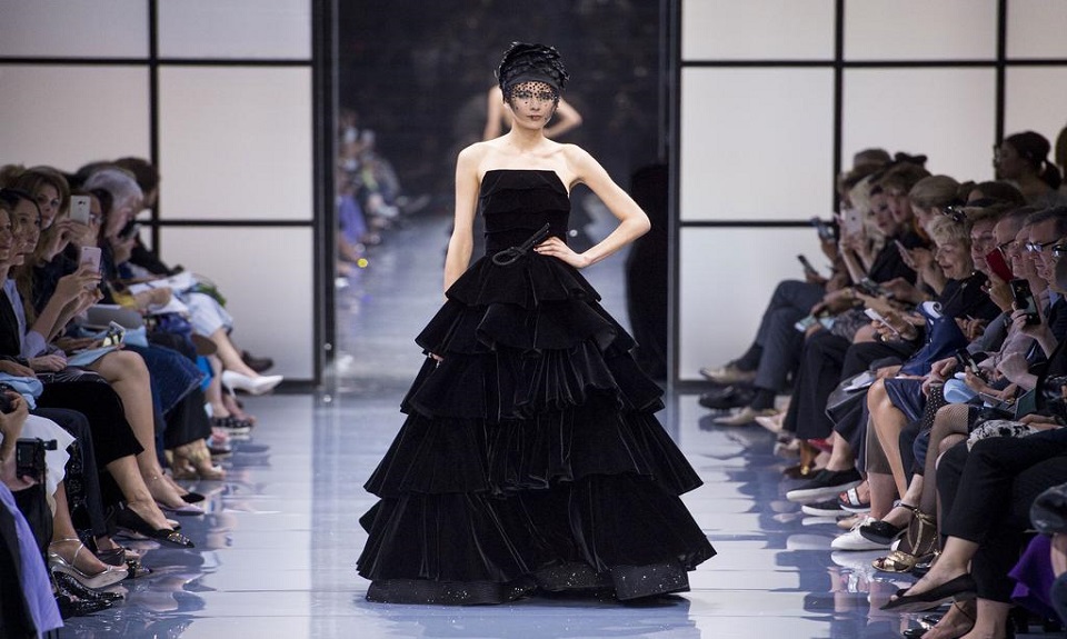 Paris Haute Couture. Lusso senza tempo per Armani Privè