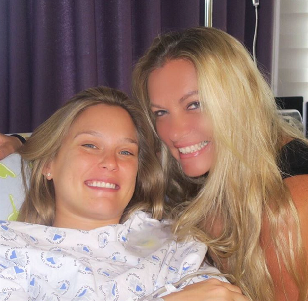 Bar Rafaeli sul letto d'ospedale dopo aver partorito la piccola Liv (fonte immagini vanityfair.it)