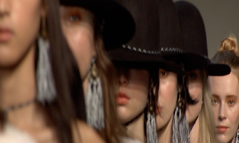 Sfila a Milano il folklore di Blugirl