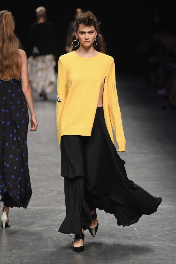 MILAN, ITALY - SEPTEMBER 22:  A model, fashion detail, walks the runway at the Anteprima show during Milan Fashion Week Spring/Summer 2017 on September 22, 2016 in Milan, Italy.  (Photo by Venturelli/Getty Images for ANTEPRIMA)