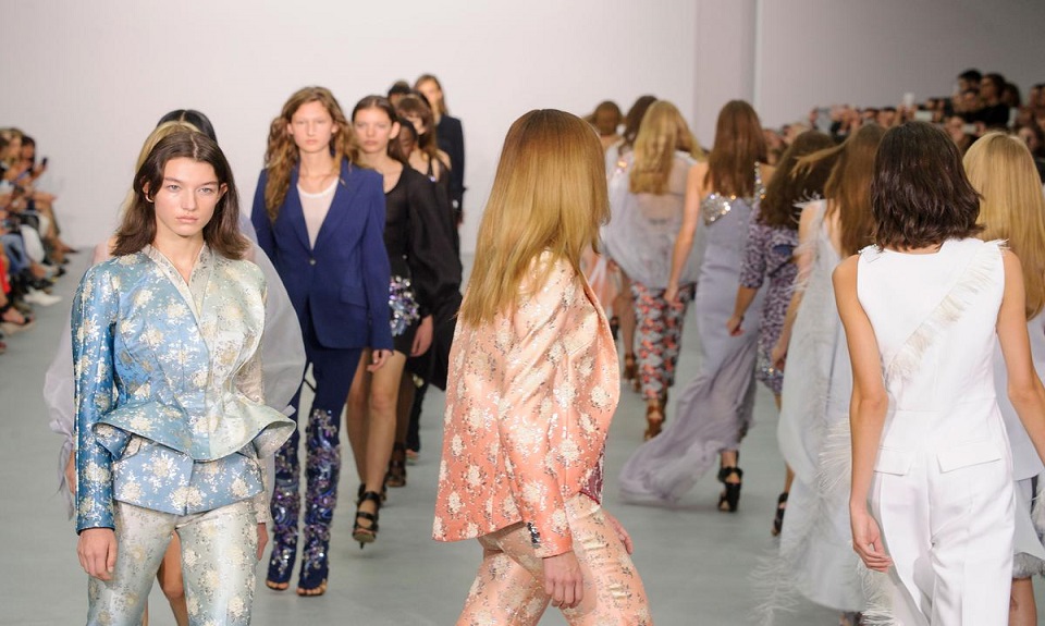 Antonio Berardi in bilico tra sartorialità e sperimentazione