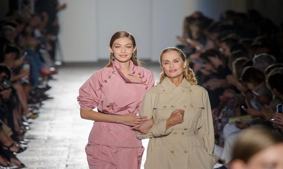 Bottega Veneta: la splendida Lauren Hutton in passerella