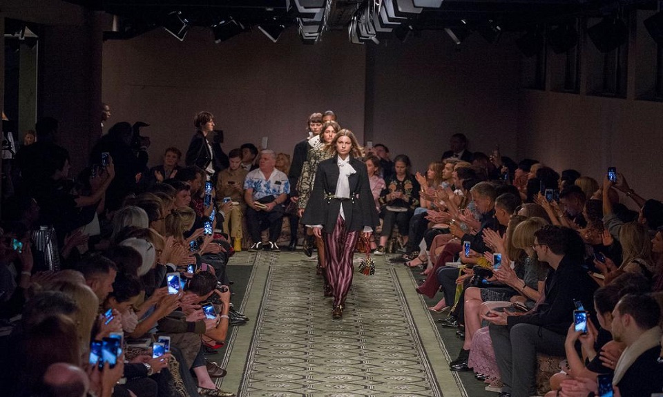 L’elegante passato di Burberry sfila durante la London Fashion Week