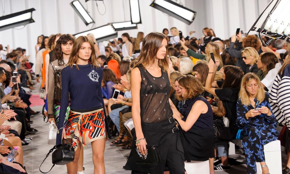 Carven: l’urban chic sfila a Parigi