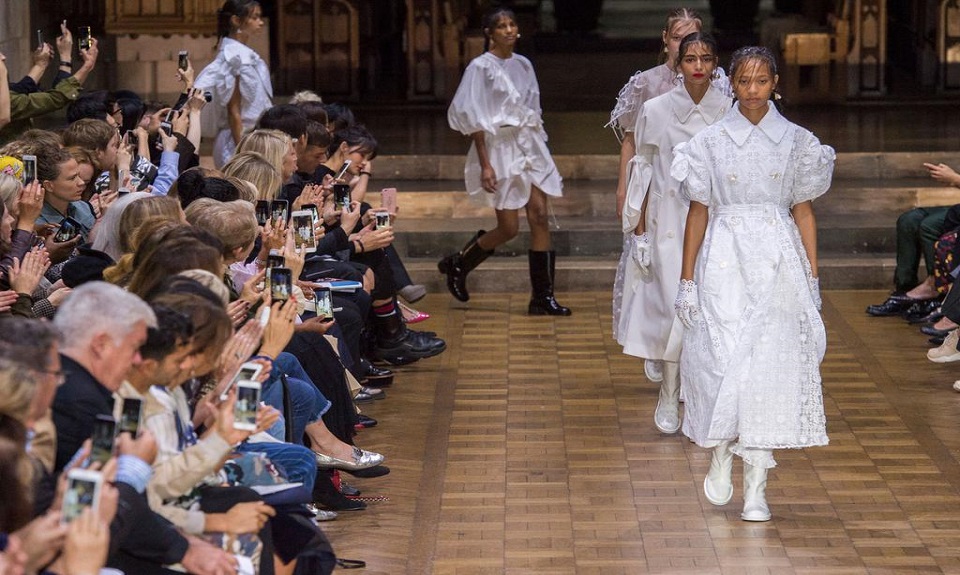 Londra Fashion Week. La donna romantica di Simone Rocha