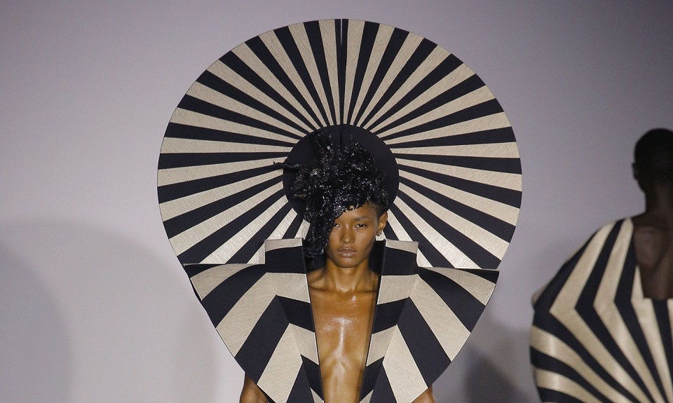 Alla London Fashion Week sfila la vestale dark di Gareth Pugh