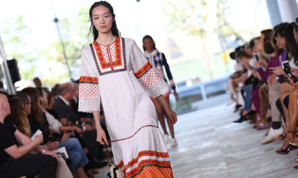 Tripudio boho-chic in passerella da Tory Burch