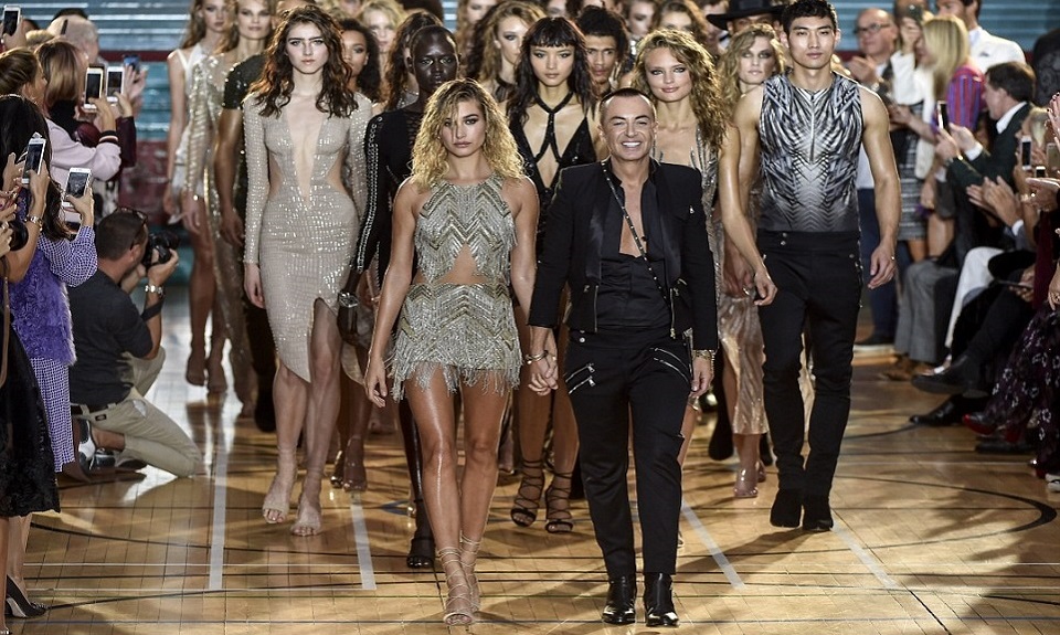 Sensualità esplosiva in passerella da Julien MacDonald