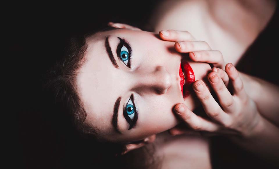 Il potere di un rossetto rosso: il mito di Elizabeth Arden