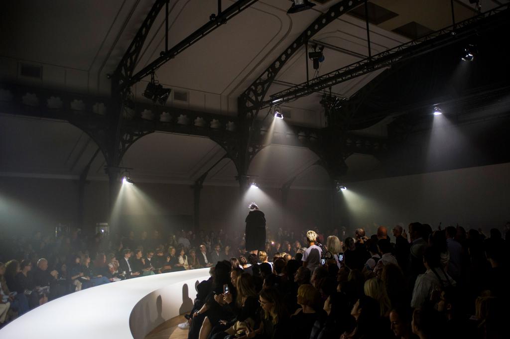 Teatralità magistrale in Comme des garçons