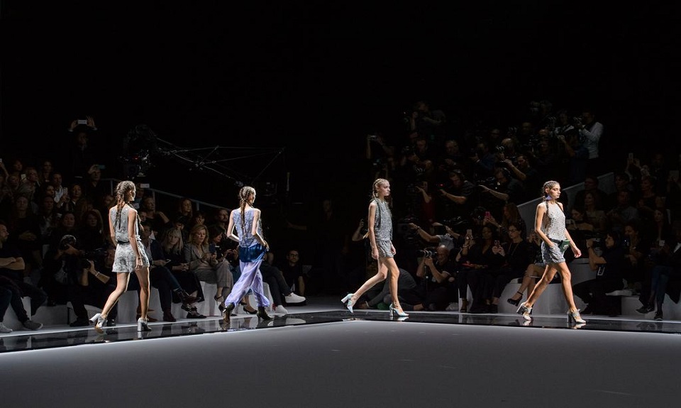 Emporio Armani. Les jeunes filles della maison sfilano a Parigi