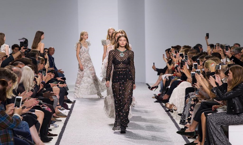 Giambattista Valli: l’esaltazione della bellezza femminile