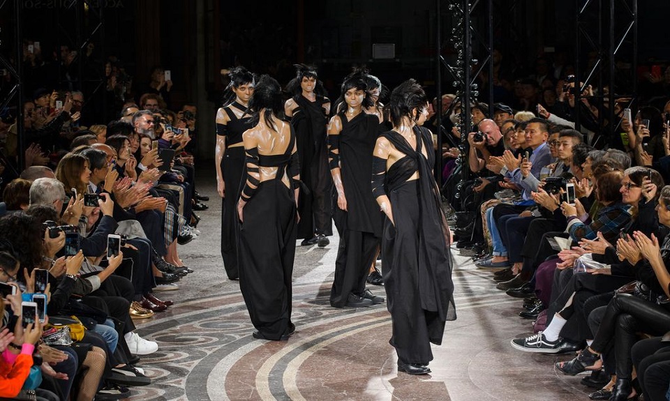 A Parigi sfila il misterioso samurai di Yohji Yamamoto