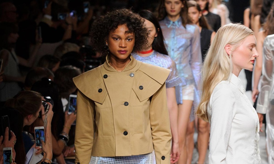 Sperimentazione avanguardistica sulla passerella di Guy Laroche