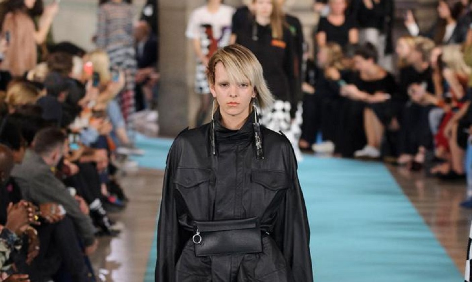 Off-White sfila alla Paris Fashion Week