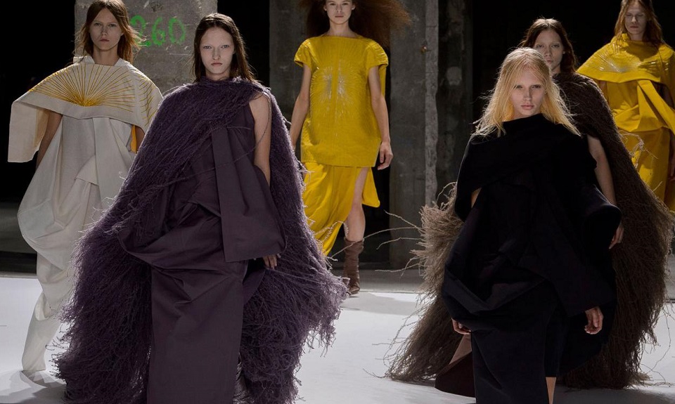 Da Rick Owens sfilano ninfe avvolte da nuvole di tulle
